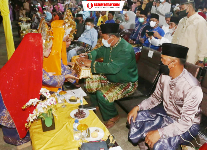 Bupati Kepulauan Anambas saat menerima sekapur sirih dari penari